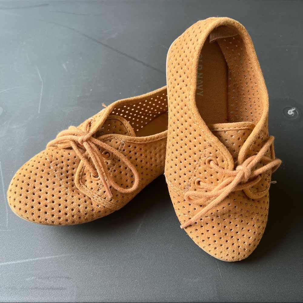 Old Navy Lace up oxfords - 9 Toddler